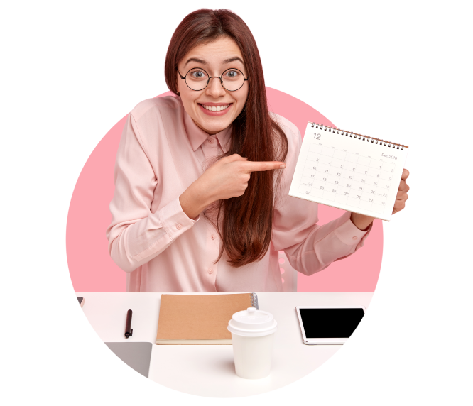 trabajador-independiente-joven-positivo-apunta-al-calendario-demuestra-fecha-finaliza_4